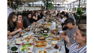 ŞEHİT KARDEŞİ DOĞAN ÇELİK ŞEHİT VE GAZİ AİLELERİNE KAHVALTI DÜZENLEDİ.