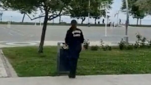 AKP'li belediyenin zabıtaları, valilik izni olan CHP afişlerini yırtarken yakalandı