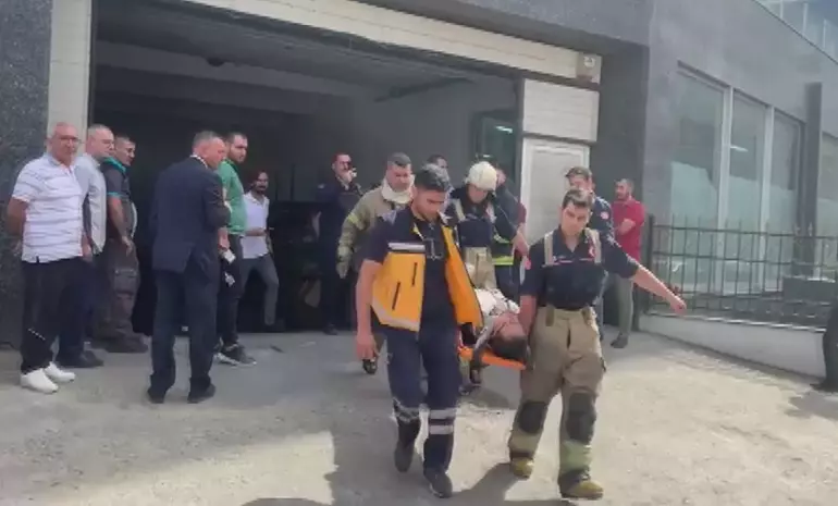 Asansör yere çakıldı: Yaralılar var