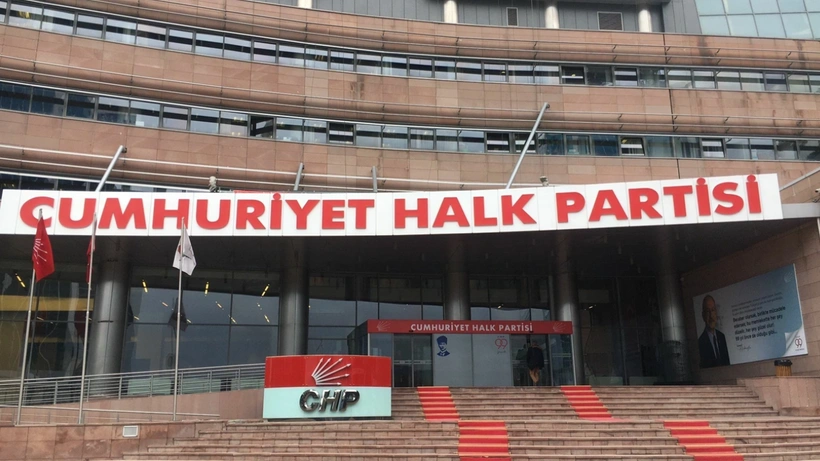 Özgür Özel'in ardından... CHP'de bir isim daha adaylığını açıkladı!