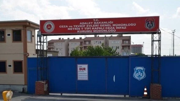 Metris'te hareketli dakikalar: Mahkum yatağı ateşe verdi