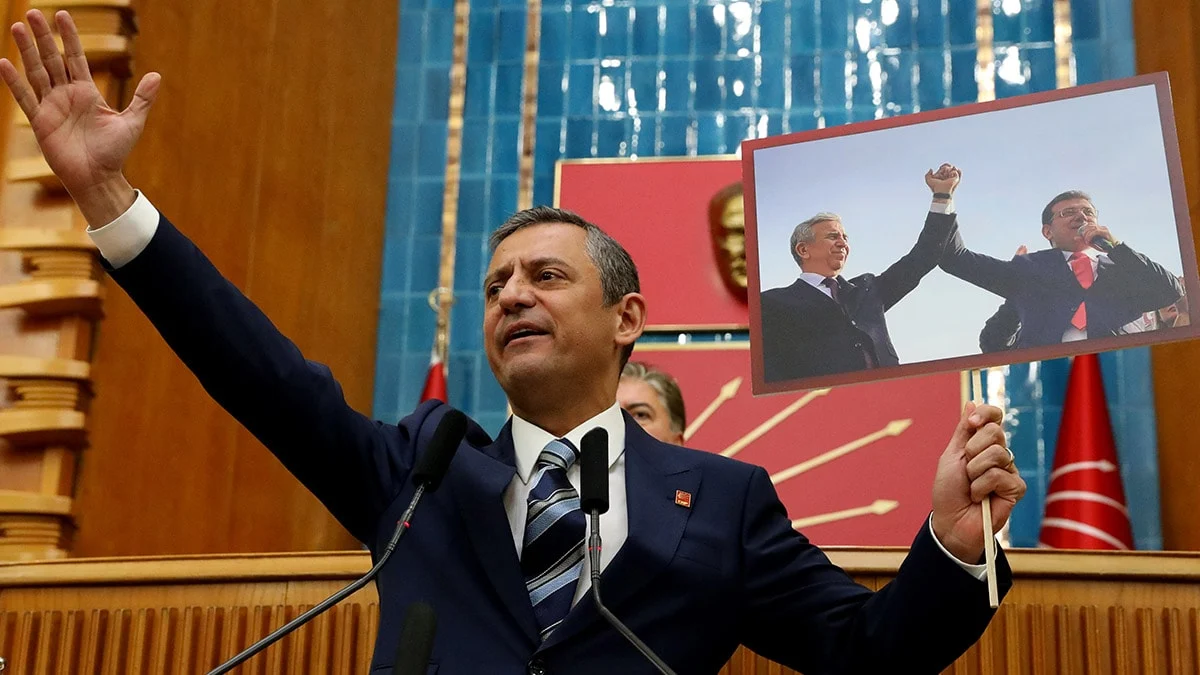 Özgür Özel kürsüde bu fotoğrafı kaldırıp, 'Ya hep beraber, ya hiçbirimiz' dedi