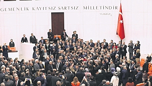 CHP'nin ikiyüzlü siyaseti: Kürsüde yumruk kuliste tebrik